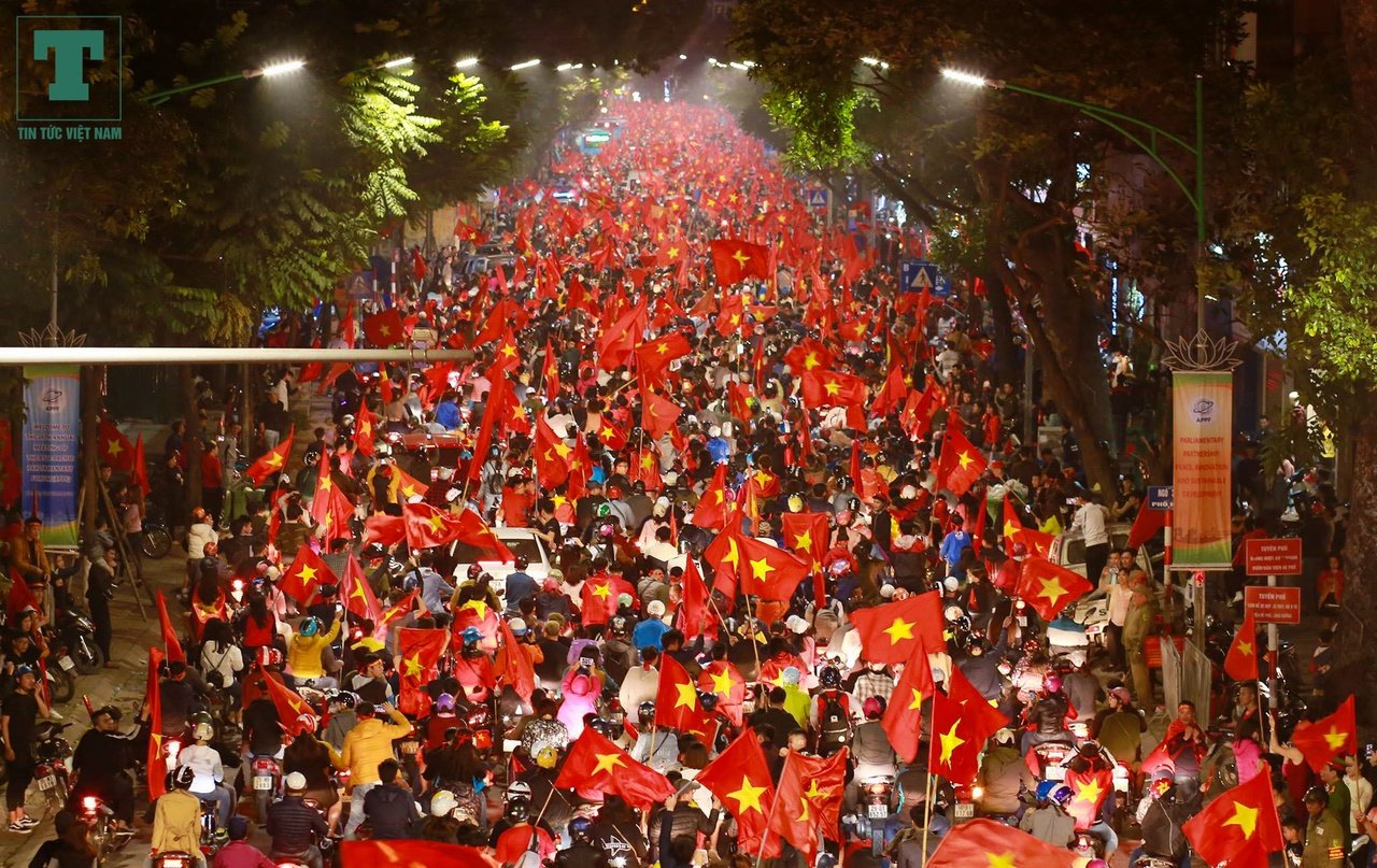 khoanh-khac-ha-noi-dem-khong-ngu-co-to-quoc-tung-bay-chuc-mung-u23-viet-nam-vao-chung-ket