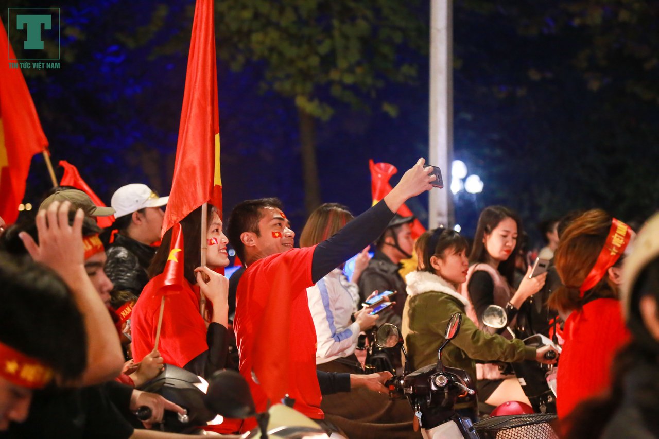 khoanh-khac-ha-noi-dem-khong-ngu-co-to-quoc-tung-bay-chuc-mung-u23-viet-nam-vao-chung-ket