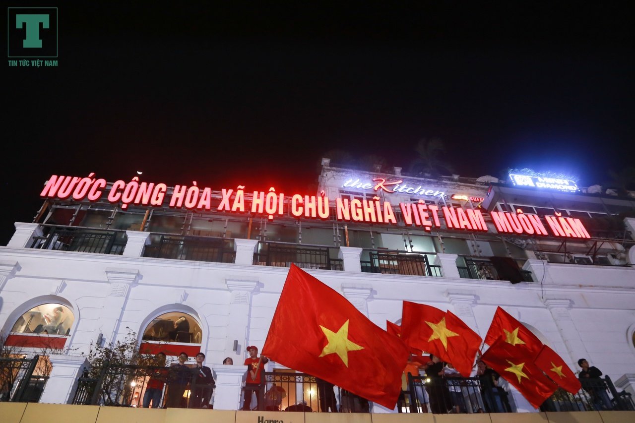khoanh-khac-ha-noi-dem-khong-ngu-co-to-quoc-tung-bay-chuc-mung-u23-viet-nam-vao-chung-ket