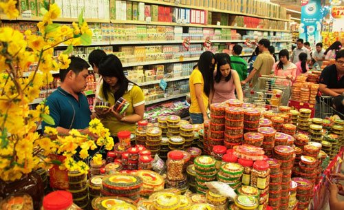 man-nhan-voi-muon-van-lua-chon-do-tet-trong-sieu-thi