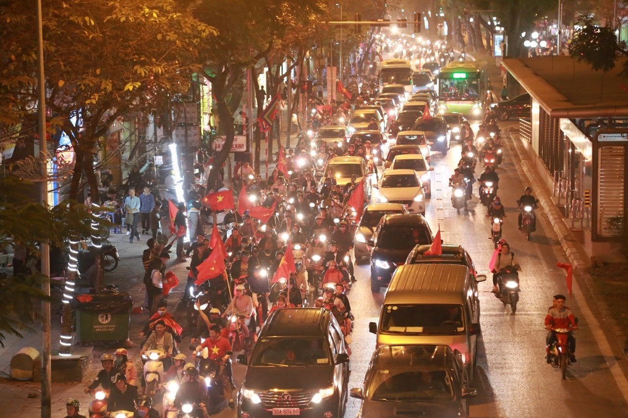 nguoi-dan-ha-noi-thuc-trang-dem-an-mung-u23-viet-nam-tien-thang-chung-ket