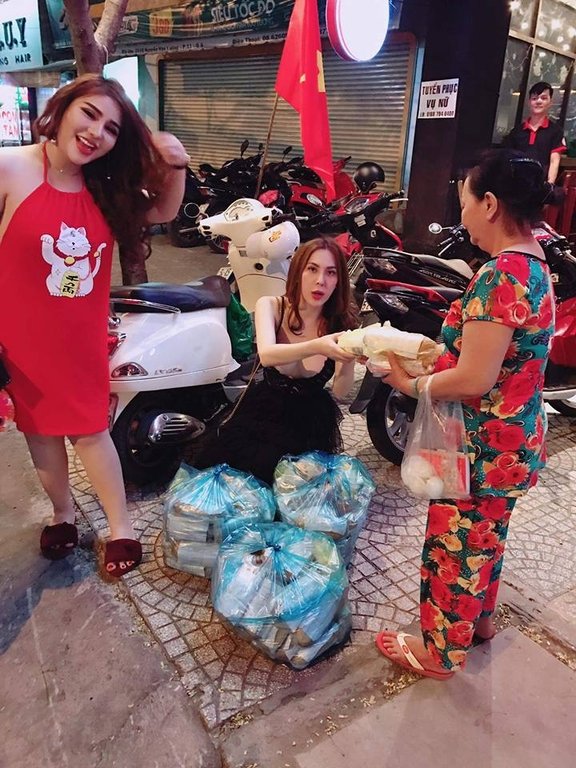 phat-qua-tu-thien-sau-chien-thang-u23-viet-nam-thieu-nu-chuyen-gioi-khoe-than-bi-dan-mang-noi-lam-mau