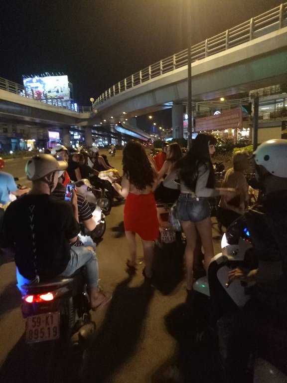 phat-qua-tu-thien-sau-chien-thang-u23-viet-nam-thieu-nu-chuyen-gioi-khoe-than-bi-dan-mang-noi-lam-mau
