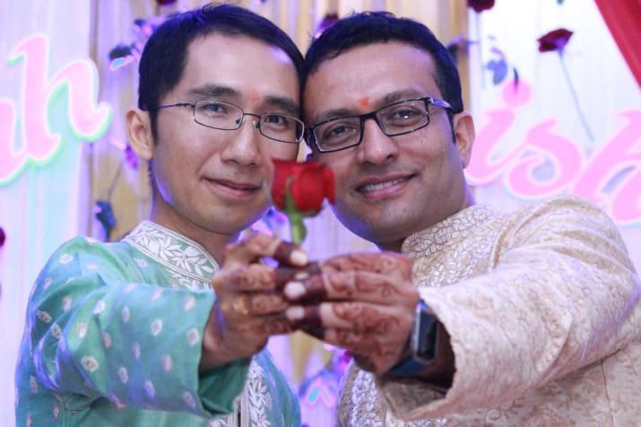 Đám cưới của chàng trai gốc Việt với bạn trai theo phong cách truyền thống Hindu gây nức lòng cộng đồng LGBT
