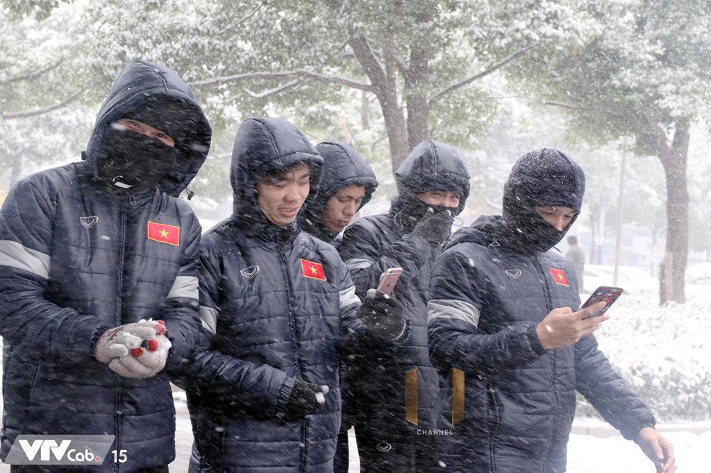 Cầu thủ U23 thích thú nghịch tuyết ở Thường Châu
