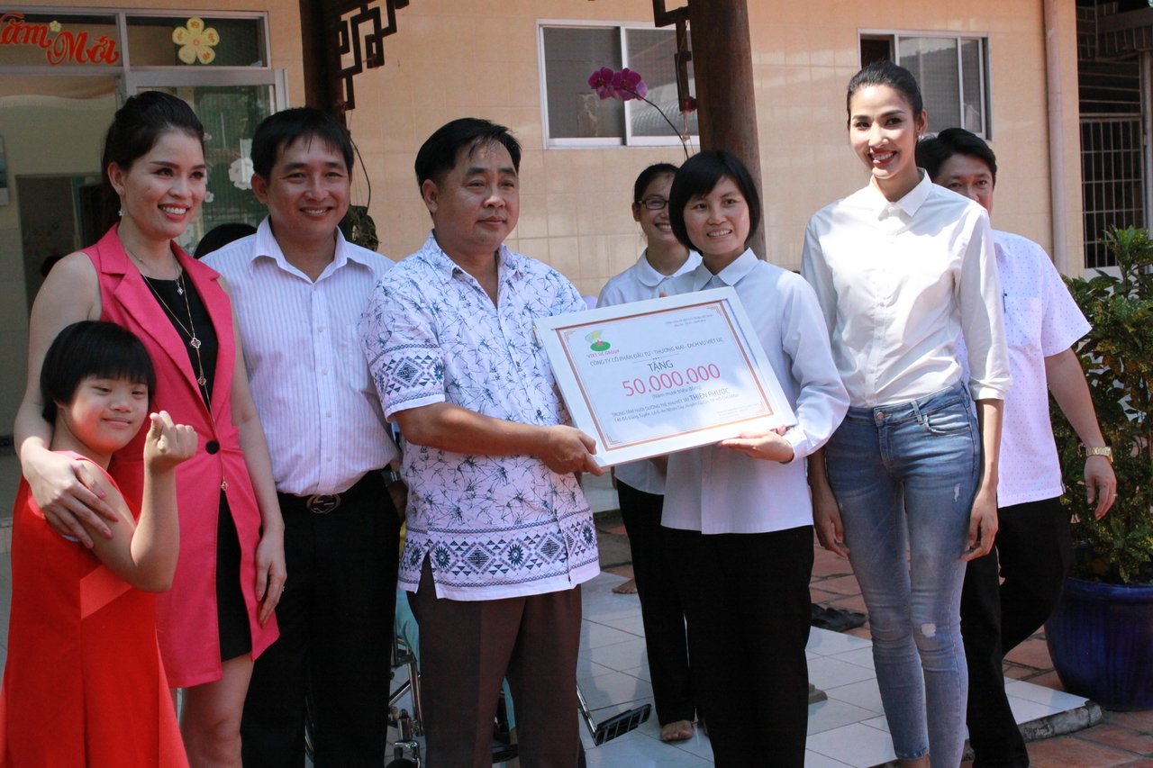 a-hau-hoang-thuy-tham-tre-khuyet-tat-cung-manh-thuong-quan-trao-tang-50-trieu-dong