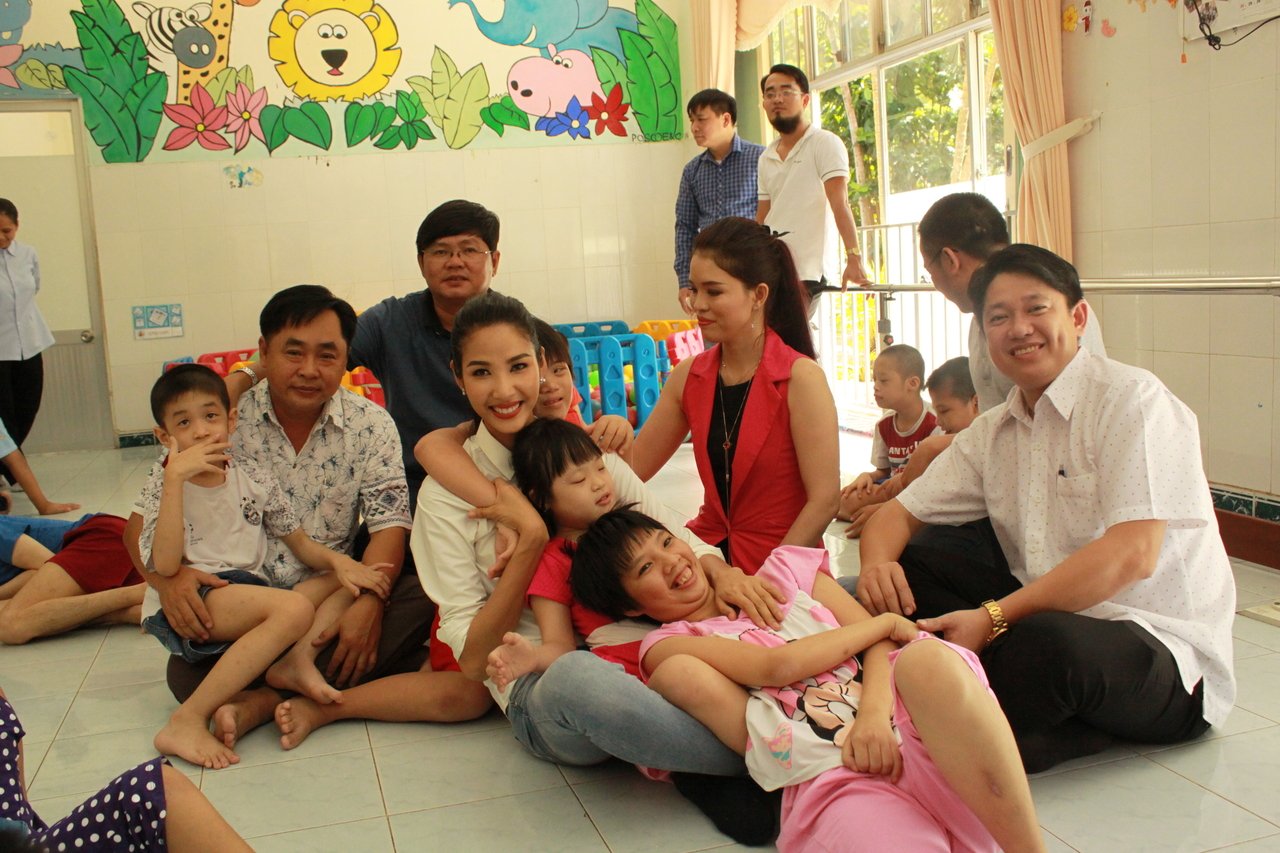a-hau-hoang-thuy-tham-tre-khuyet-tat-cung-manh-thuong-quan-trao-tang-50-trieu-dong