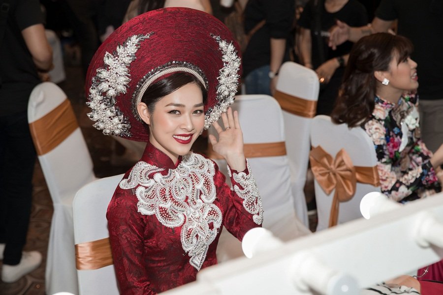 diep-bao-ngoc-mac-ao-dai-dinh-pha-le-lam-vedette-san-dien-thoi-trang-sau-2-nam-vang-bong