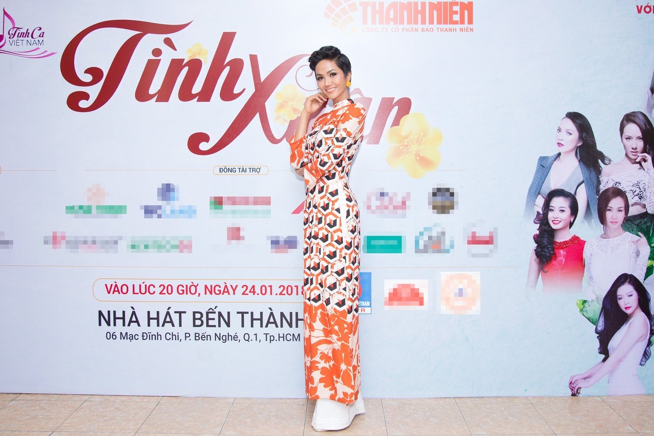 hoa-hau-hhen-nie-tai-xuat-san-dien-thoi-trang-ke-tu-khi-dang-quang