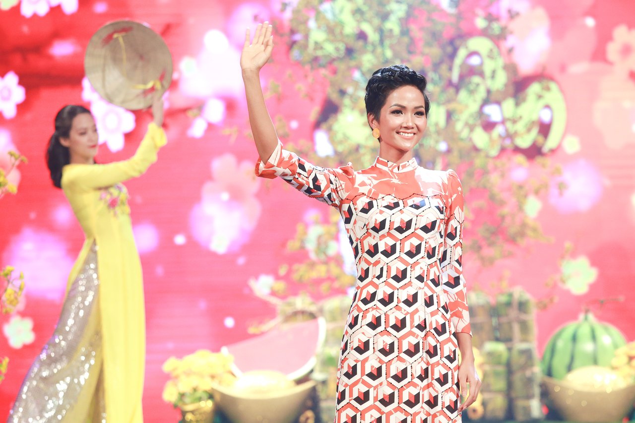 hoa-hau-hhen-nie-tai-xuat-san-dien-thoi-trang-ke-tu-khi-dang-quang