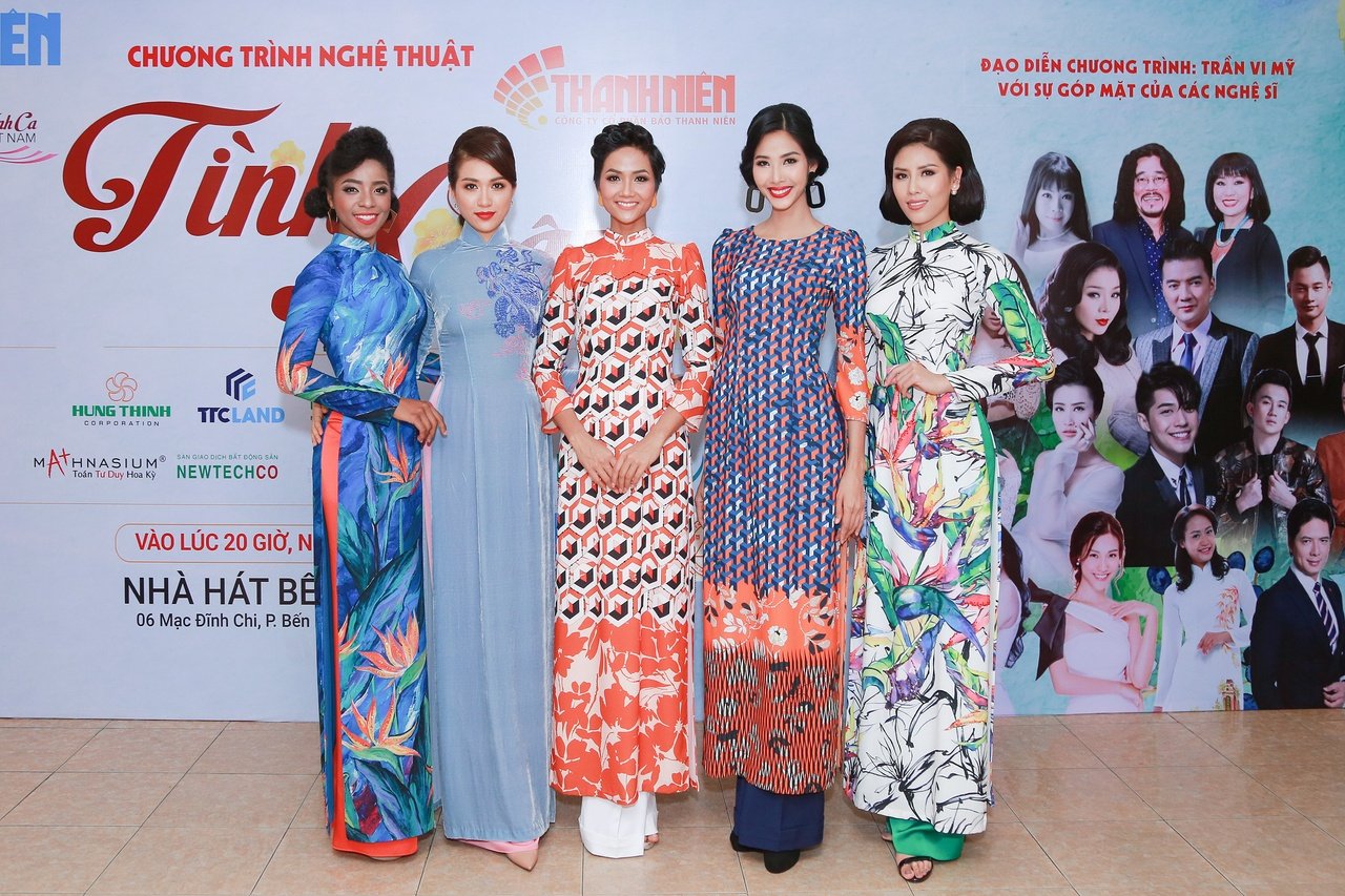 hoa-hau-hhen-nie-tai-xuat-san-dien-thoi-trang-ke-tu-khi-dang-quang