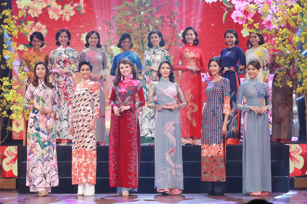 hoa-hau-hhen-nie-tai-xuat-san-dien-thoi-trang-ke-tu-khi-dang-quang