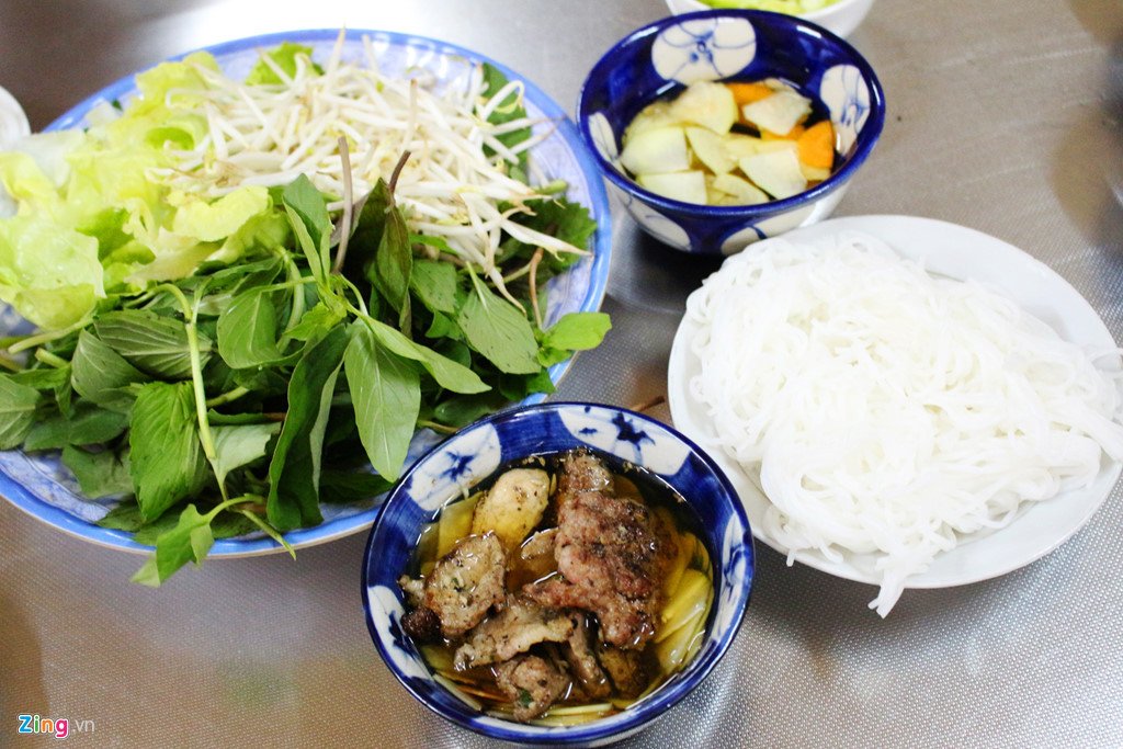 Ăn gì, chơi đâu ở quê tiền đạo Quang Hải?