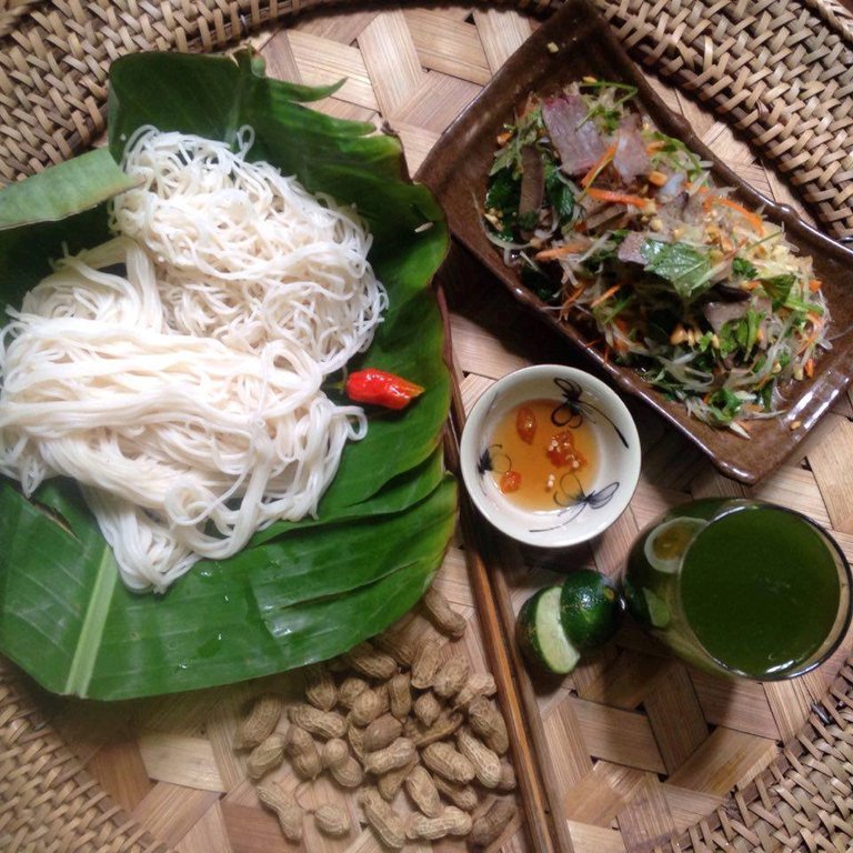 Ăn gì, chơi đâu ở quê tiền đạo Quang Hải?
