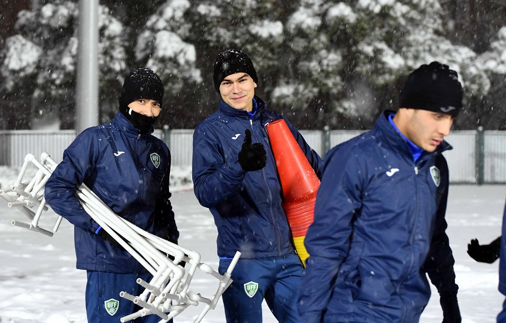 U23 Uzbekistan hào hứng tập dưới tuyết, Việt Nam rèn quân trong nhà