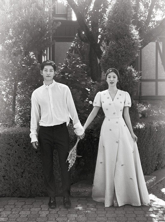 min-dien-dam-50-trieu-dong-dung-hang-vay-cuoi-song-hye-kyo-ai-xuat-sac-hon