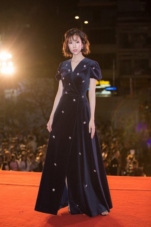 min-dien-dam-50-trieu-dong-dung-hang-vay-cuoi-song-hye-kyo-ai-xuat-sac-hon