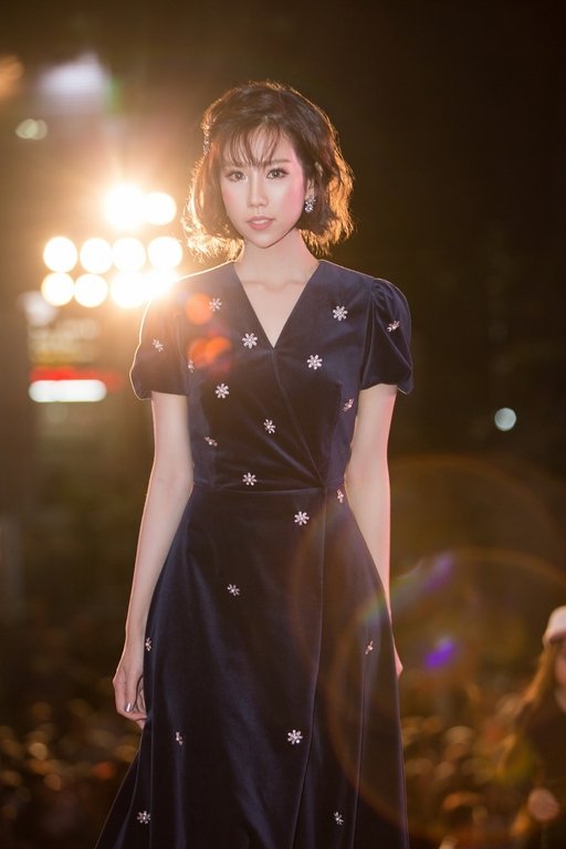 min-dien-dam-50-trieu-dong-dung-hang-vay-cuoi-song-hye-kyo-ai-xuat-sac-hon