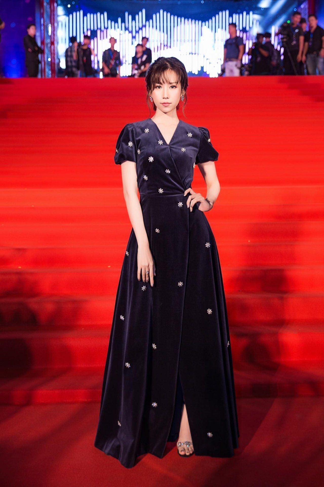 min-dien-dam-50-trieu-dong-dung-hang-vay-cuoi-song-hye-kyo-ai-xuat-sac-hon