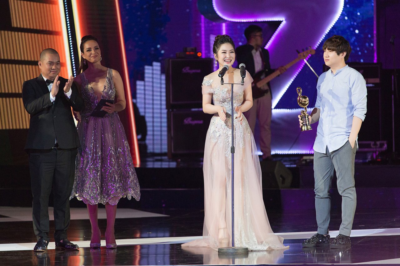 voi-gan-240-trieu-luot-nghe-huong-tram-dai-thang-voi-sieu-hit-em-gai-mua