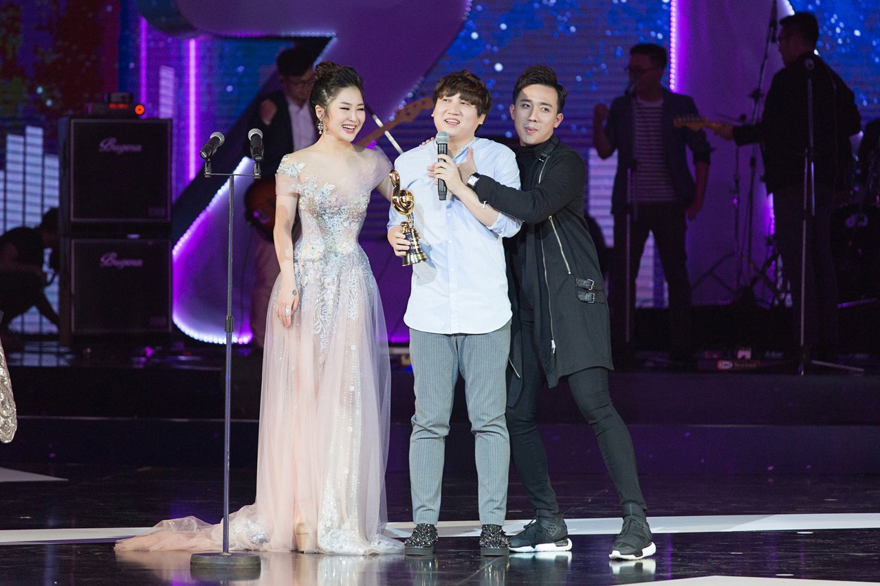 voi-gan-240-trieu-luot-nghe-huong-tram-dai-thang-voi-sieu-hit-em-gai-mua