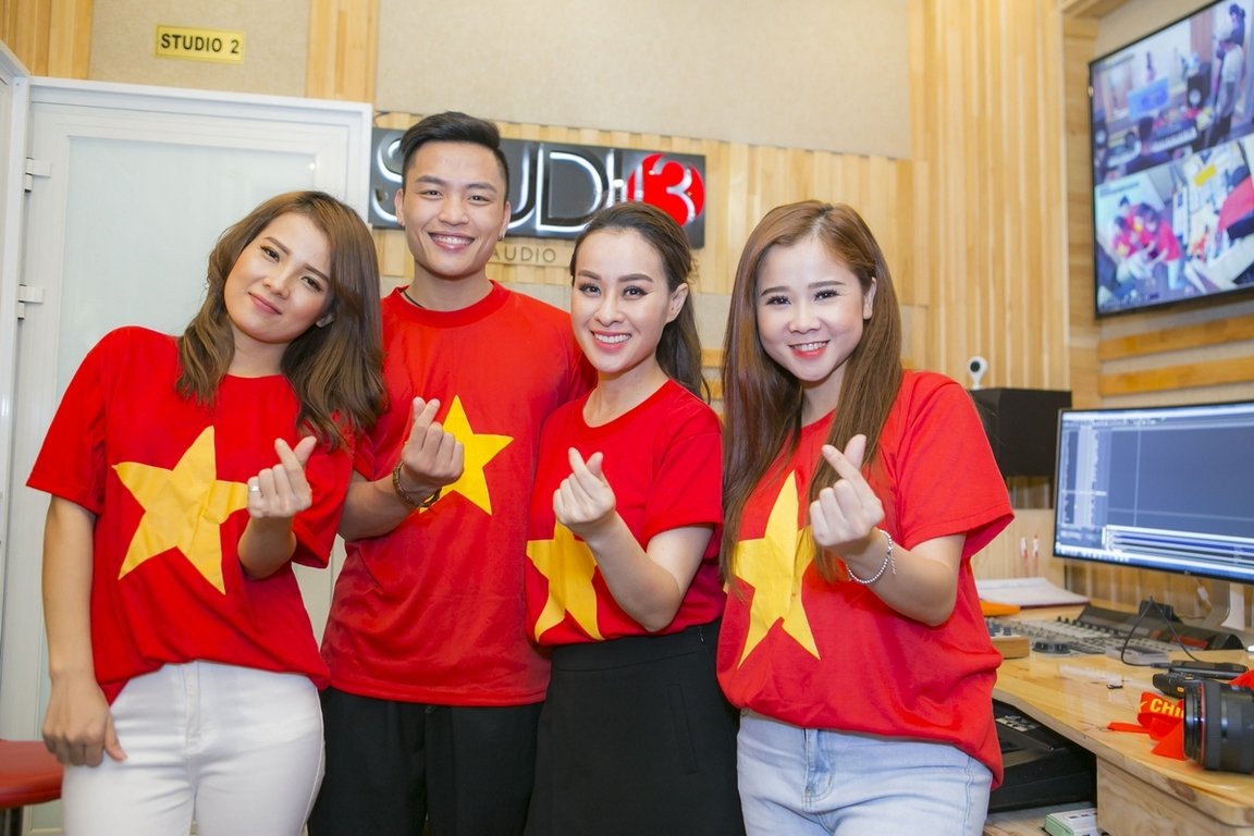 30-nghe-si-tham-gia-du-an-chop-nhoang-tung-mv-co-vu-u23-viet-nam