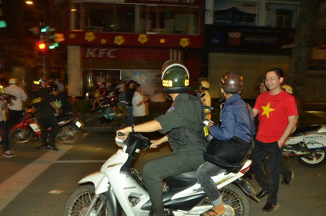 Cảnh sát khống chế hàng trăm thanh niên quá khích sau trận chung kết U23 Việt Nam