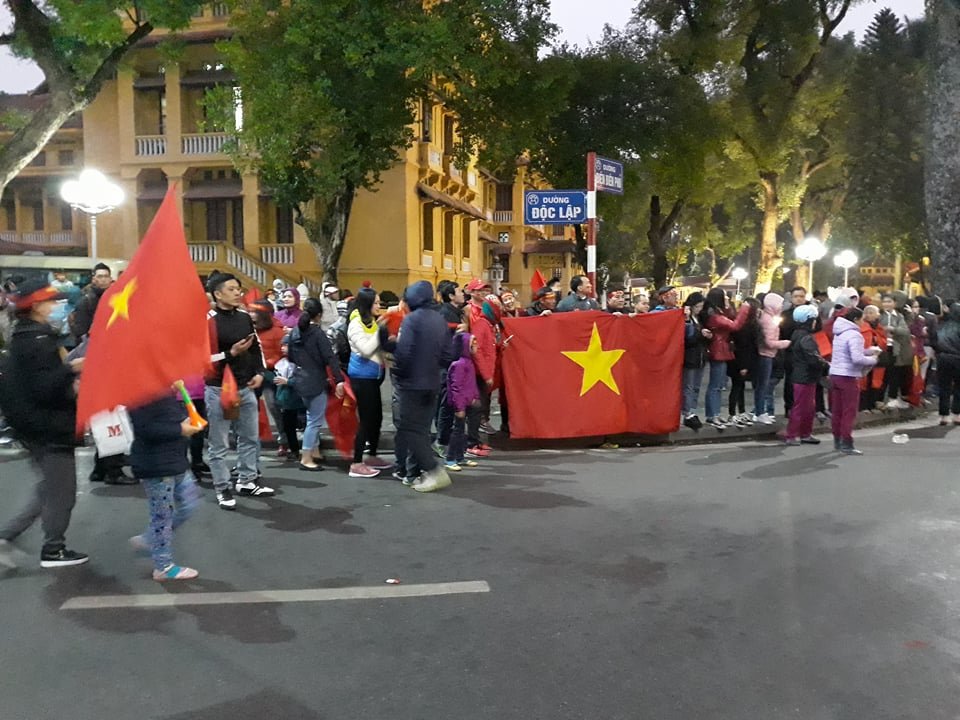 co-dong-vien-doi-mua-ret-chao-don-doi-tuyen-23-viet-nam-ve-nuoc