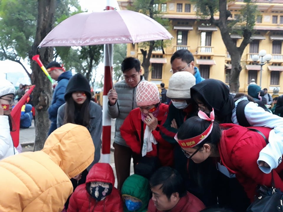 co-dong-vien-doi-mua-ret-chao-don-doi-tuyen-23-viet-nam-ve-nuoc