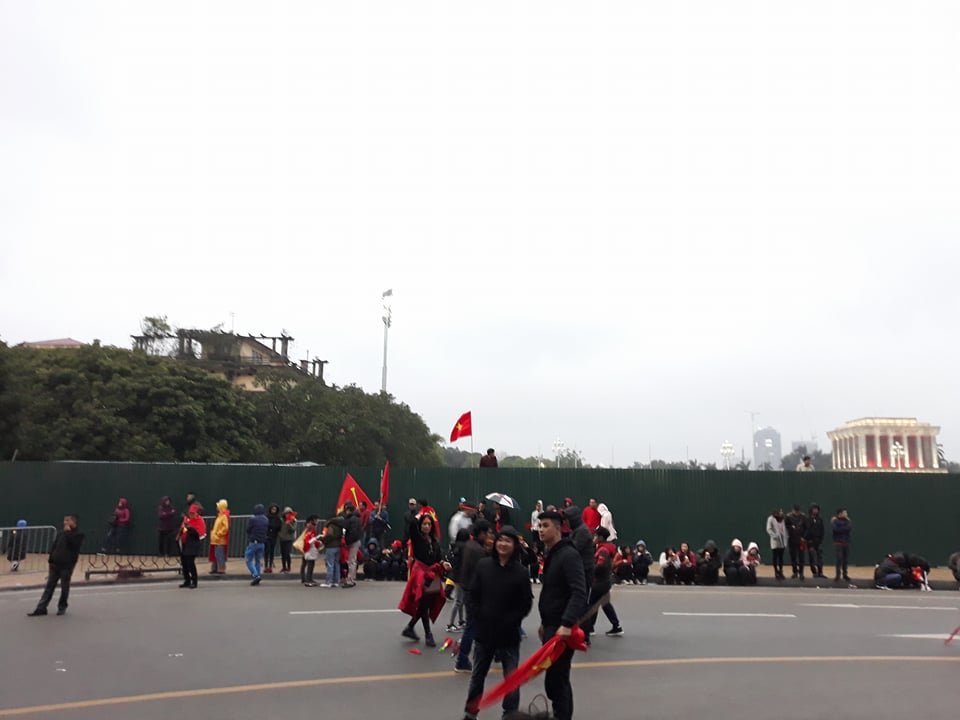 co-dong-vien-doi-mua-ret-chao-don-doi-tuyen-23-viet-nam-ve-nuoc