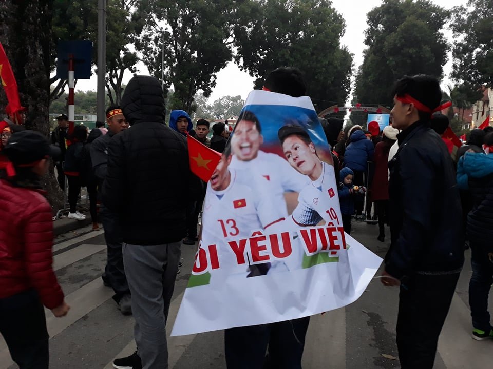 co-dong-vien-doi-mua-ret-chao-don-doi-tuyen-23-viet-nam-ve-nuoc