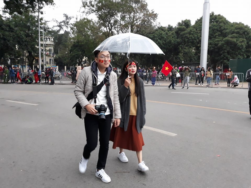 co-dong-vien-doi-mua-ret-chao-don-doi-tuyen-23-viet-nam-ve-nuoc