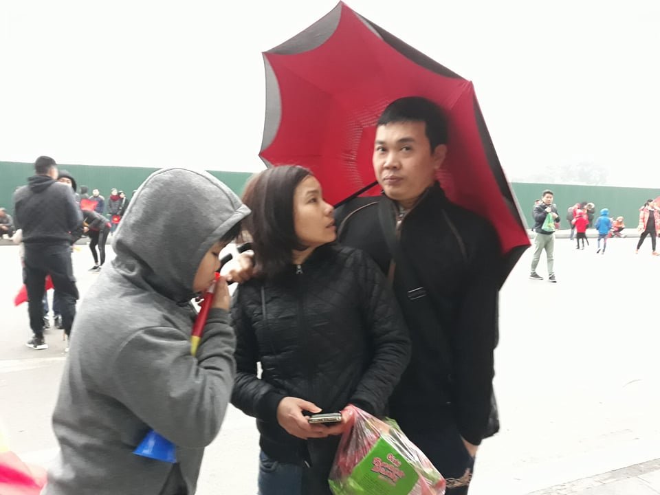 co-dong-vien-doi-mua-ret-chao-don-doi-tuyen-23-viet-nam-ve-nuoc