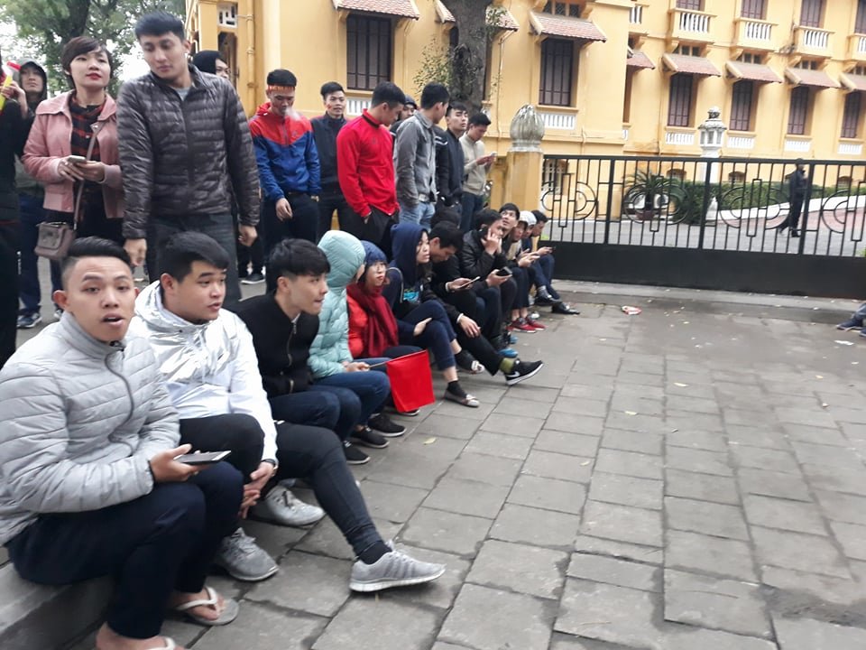 co-dong-vien-viet-nam-met-moi-ngoi-xuong-long-duong-hang-rao-cho-don-u23-viet-nam-tro-ve