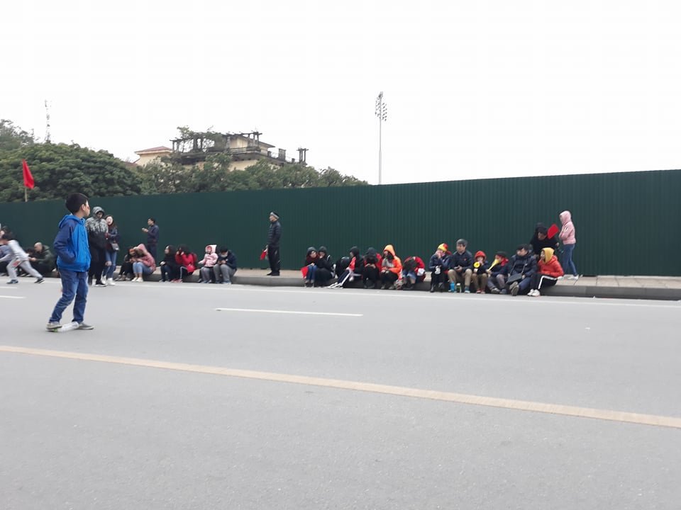 co-dong-vien-viet-nam-met-moi-ngoi-xuong-long-duong-hang-rao-cho-don-u23-viet-nam-tro-ve