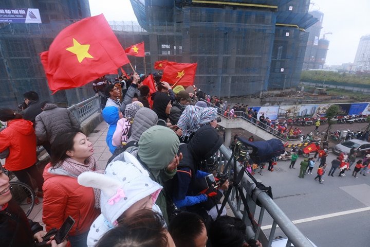 doi-tuyen-u23-viet-nam-ve-nuoc-co-dong-vien-nhuom-do-san-bay-noi-bai-cap-nhat