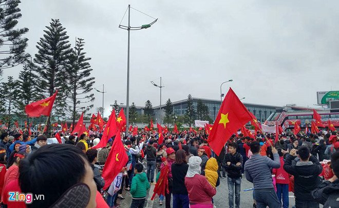 doi-tuyen-u23-viet-nam-ve-nuoc-co-dong-vien-nhuom-do-san-bay-noi-bai-cap-nhat