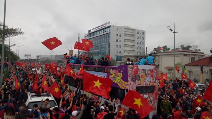 hanh-trinh-vinh-quang-cua-chuyen-xe-buyt-cho-cac-cau-thu-u23-viet-nam-ve-trung-tam-ha-noi