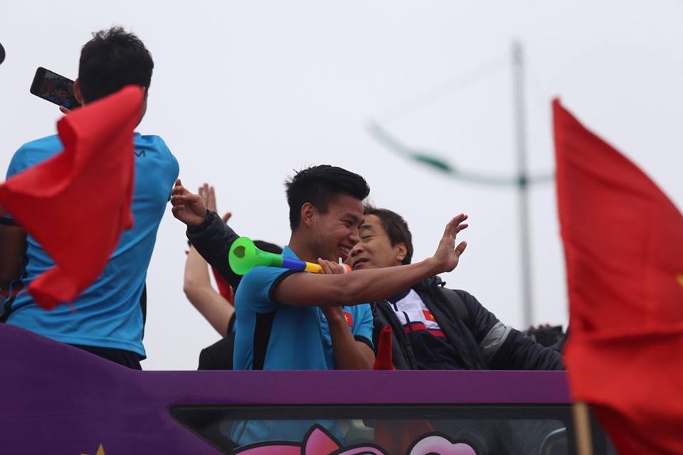 hanh-trinh-vinh-quang-cua-chuyen-xe-buyt-cho-cac-cau-thu-u23-viet-nam-ve-trung-tam-ha-noi