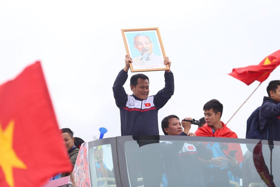 hanh-trinh-vinh-quang-cua-chuyen-xe-buyt-cho-cac-cau-thu-u23-viet-nam-ve-trung-tam-ha-noi