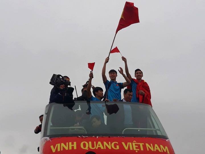 hanh-trinh-vinh-quang-cua-chuyen-xe-buyt-cho-cac-cau-thu-u23-viet-nam-ve-trung-tam-ha-noi