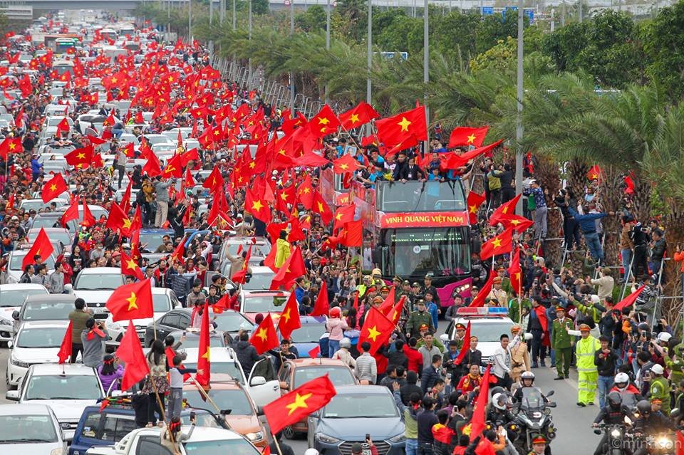 hanh-trinh-vinh-quang-cua-chuyen-xe-buyt-cho-cac-cau-thu-u23-viet-nam-ve-trung-tam-ha-noi