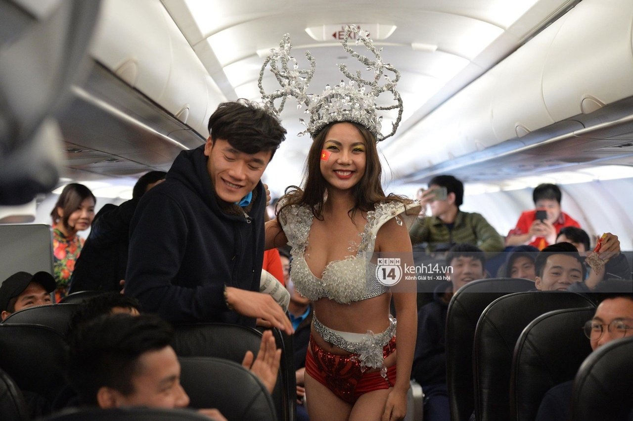 man-trinh-dien-ngon-ngon-don-u23-bi-nem-da-cua-vietjet-air