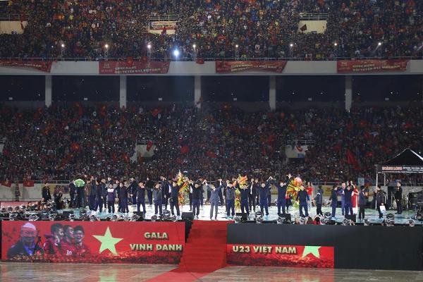 san-van-dong-my-dinh-kin-sac-do-trong-dem-gala-mung-chien-thang-cua-u23-viet-nam