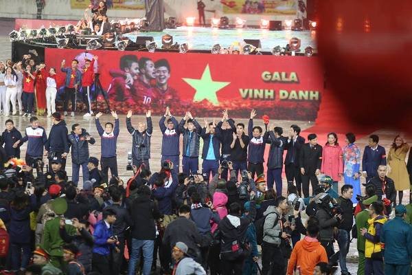 san-van-dong-my-dinh-kin-sac-do-trong-dem-gala-mung-chien-thang-cua-u23-viet-nam