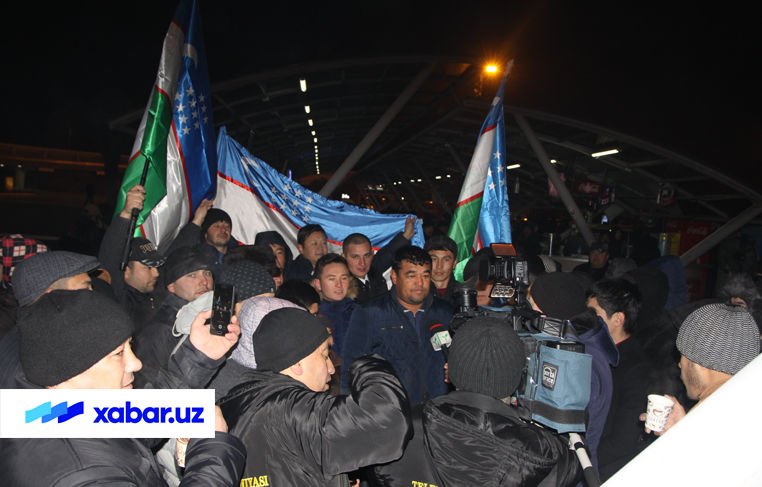 anh-nguoi-dan-uzbekistan-cung-ken-trong-mung-u23-tro-ve