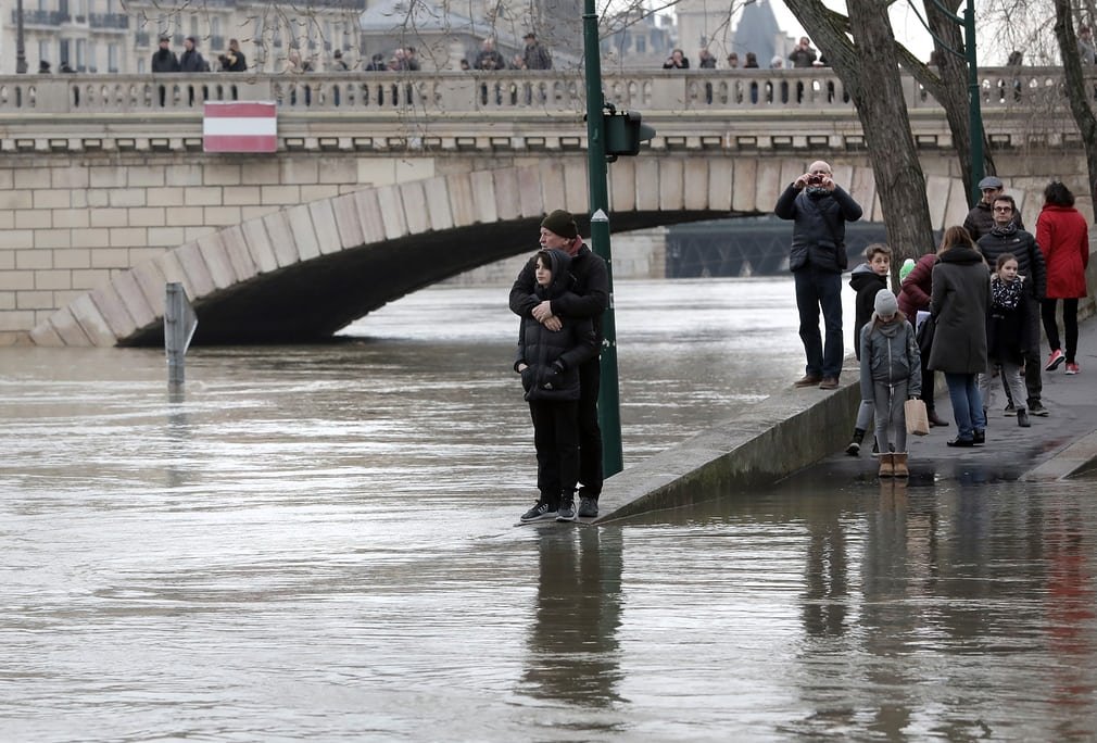 anh-paris-ngap-trong-nuoc-lu-song-seine