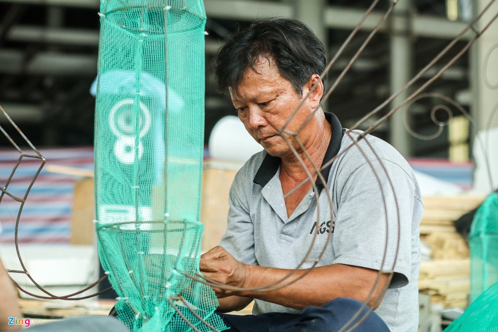 Bên trong xưởng thi công đường hoa Nguyễn Huệ ở Sa Đéc