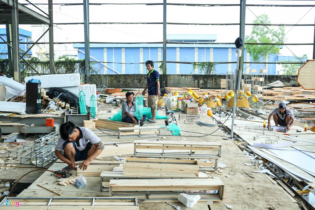 Bên trong xưởng thi công đường hoa Nguyễn Huệ ở Sa Đéc