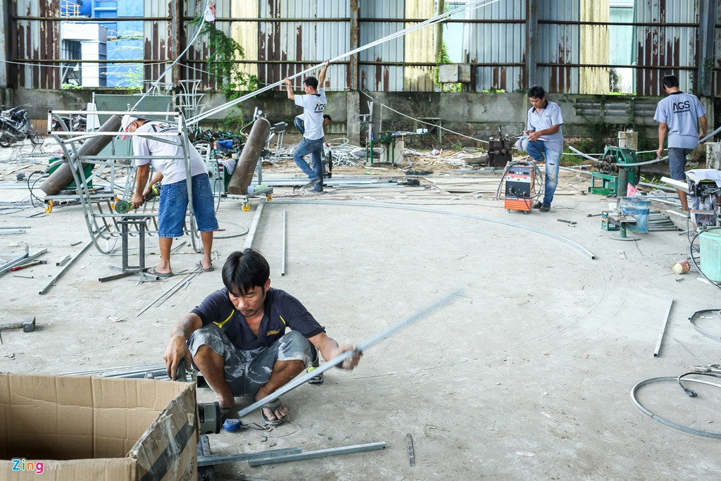 Bên trong xưởng thi công đường hoa Nguyễn Huệ ở Sa Đéc